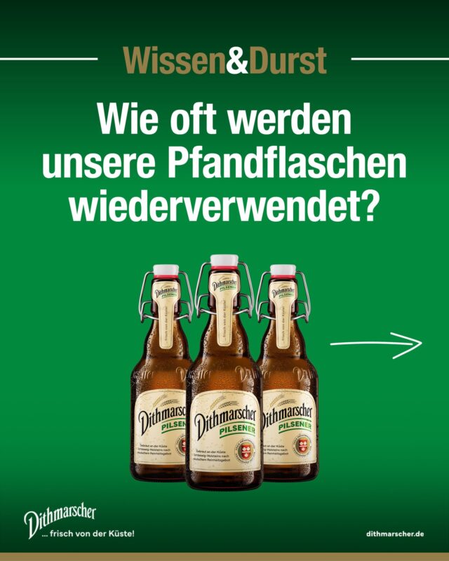 Schluck für Schluck schlauer: Warum hat Bier eigentlich eine Schaumkrone? Was ist die richtige Trinktemperatur? Und was passiert mit unseren Flaschen, wenn sie leer sind?

In unserer neuen Serie „Wissen & Durst“ schauen wir ab jetzt regelmäßig etwas genauer hin – und erzählen Wissenswertes rund um Bier, Brauerei und Genuss. 🍺

Wir starten mit der Flasche, die mehr als ein Leben hat: Unsere Mehrwegflaschen werden in der Brauerei gereinigt, geprüft und bis zu 35-mal wiederbefüllt.

Erst wenn eine Flasche beschädigt ist, wird sie aussortiert und dem Glasrecycling zugeführt. Das Altglas wird eingeschmolzen und kann wieder zur Herstellung neuer Flaschen verwendet werden.

Also: austrinken, zurückbringen, wiedersehen. 😉♻️🍻

#dithmarscher #dithmarscherbrauerei #frischvonderküste #dithmarscherbiershop
