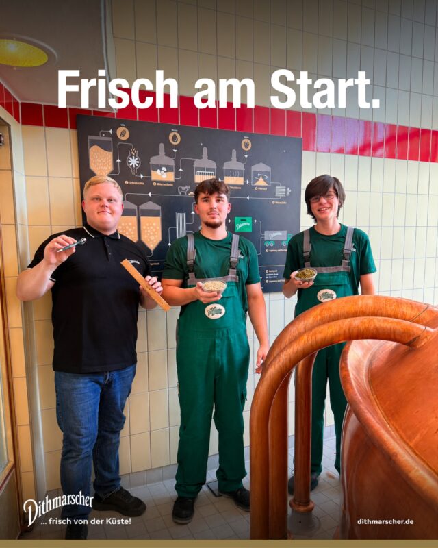 Seit dem 1. August verstärken drei neue Auszubildende unser Team: Felix startet bei uns als Industriekaufmann, Philip und Tjark lernen das Handwerk der Brauer und Mälzer von der Pike auf.

Nach den ersten zwei Wochen ist das Zwischenfazit eindeutig: Es gefällt ihnen richtig, richtig gut. Und ganz nach Dithmarscher Tradition gab es auch schon ein erstes Feierabendbier.😉🍻

Schön, dass ihr dabei seid. Auf eine gute gemeinsame Zeit!

#dithmarscher #dithmarscherbrauerei #frischvonderküste #dithmarscherbiershop
