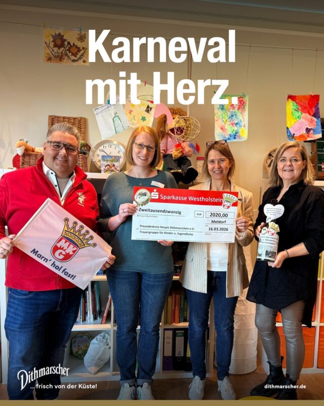 Feiern und Gutes tun gehören bei uns zusammen. 🎭🍺

Gemeinsam mit der Marner Karnevalsgesellschaft e.V. haben wir auch in diesem Jahr am Rosenmontag gefeiert und dabei die Spendenflasche für den guten Zweck gefüllt.

Die Spenden gehen an die Trauergruppen des Hospizvereins Dithmarschen, die Kindern und Jugendlichen einen geschützten Raum geben, um mit Verlusten umzugehen und wieder Halt zu finden.

In Meldorf konnten Dennis Tank (Marner Karnevalsgesellschaft e.V.)
und Bianca Heinecke (Dithmarscher Brauerei) den Scheck über 2.020 € an Ellen Jansen und Anna Hardtke überreichen.

Ein herzliches Dankeschön an alle, die diese Aktion unterstützt und die Spendenflasche gefüllt haben. ❤️

#frischvonderküste #dithmarscher #dithmarscherbiershop #dithmarscherbrauerei