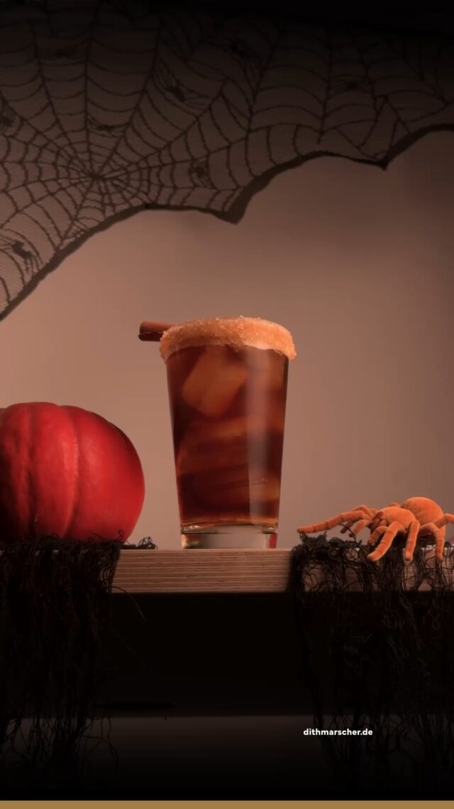 Kürbis kann auch anders! 🎃🍺. Unser Pumpkin King sorgt für wohligen Grusel im Glas.
Ihr braucht dafür gewürzten Rum, Kürbisgewürz-Sirup, Zimt und Zucker, Eiswürfel und natürlich unser Dithmarscher Dunkel.
Viel Spaß beim Mixen und Genießen 👻 🍺.

#dithmarscher #dithmarscherbrauerei #frischvonderküste #dithmarscherbiershop